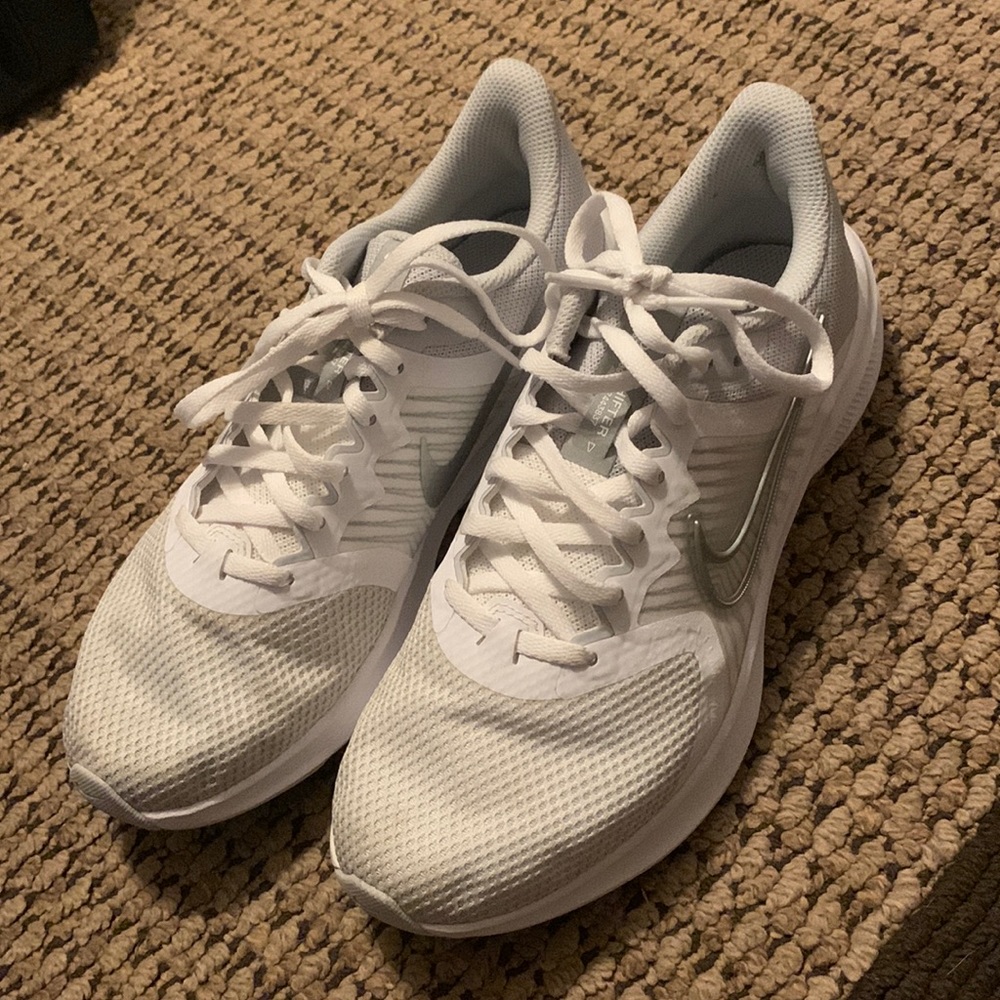 white nike shoes